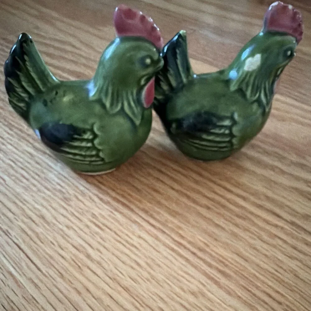 Vintage hand Painted Ceramic Chicken Hen Salt & Pepper Shakers (2) w/ Stoppers